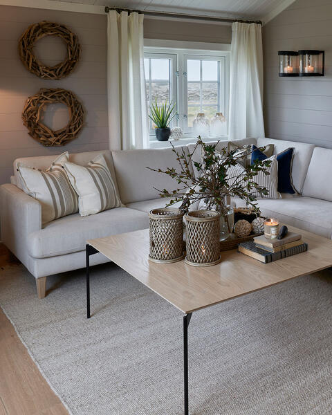 Nydelig sofakrok i lyse og delikate farger som gir en følelse av luftighet og åpenhet. Gode innmatsputer sørger for at putene blir ekstra myke og innbydende, og gir samtidig en fantastisk komfort. Det er disse små detaljene som virkelig gjør en forskjell når man ønsker å skape et behagelig og vakkert miljø i hjemmet. Innmatsputene fra Norsk Dun er produsert på fabrikken vår i Mysen. 